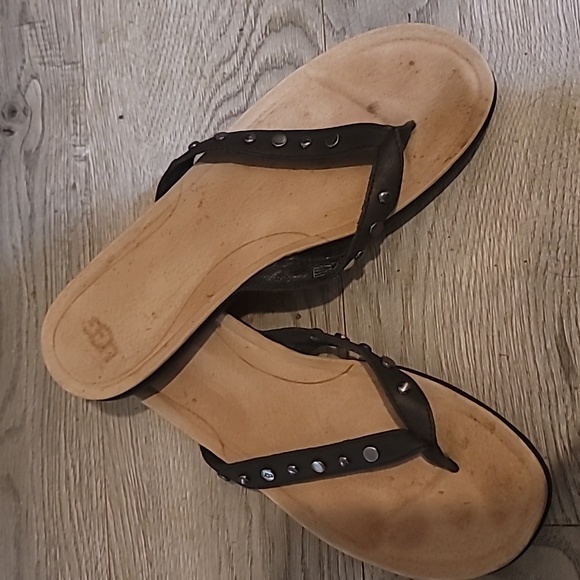 Ugg Flip Flops Lyndie Cushioned Leather Sandals Bundle & SAVE 30%! - Picture 3 of 11